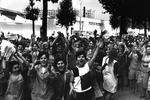 OuvriÃ¨res en grÃ¨ve devant lâusine Paris-RhÃ´ne, avenue Jean-Mermoz, photographie par Georges Vermard, ca. juin 1968.